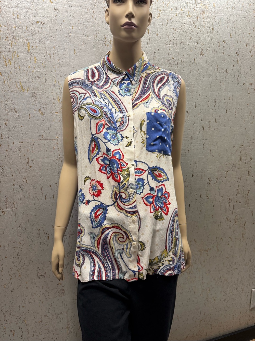 Chico's Sleeveless Paisley Floral Button-Up Top in White, Blue, Red